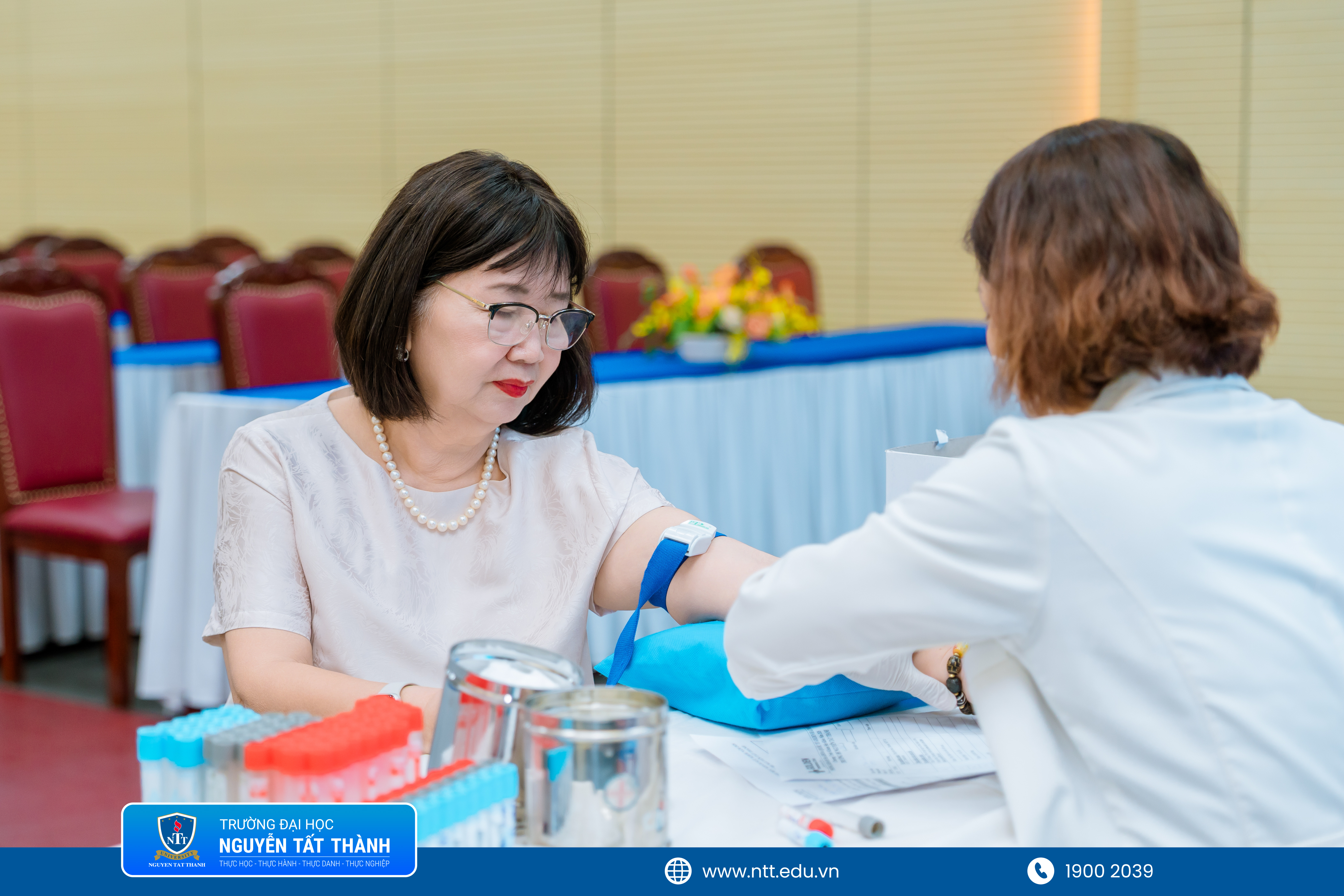 Đông đảo cán bộ, giảng viên Trường ĐH Nguyễn Tất Thành tham gia khám sức khỏe định kỳ